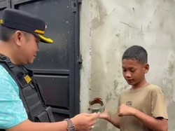 Bocah Palembang Main Layangan di Sekitar Jembatan Musi VI Ditertibkan