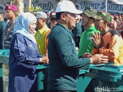 Khofifah Turun ke Sungai Pimpin Aksi Bersih Sampah WCD 2025 Probolinggo