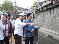 Menag Tinjau dan Salurkan Bantuan untuk Korban Banjir di Bali