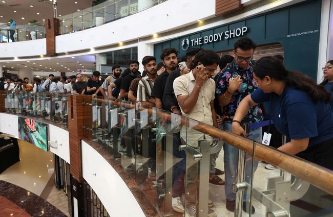 Orang-orang menunggu dalam antrian di luar toko ritel Apple, New Delhi, India, Jumat (19/9/2025). (REUTERS/Bhawika Chhabra)