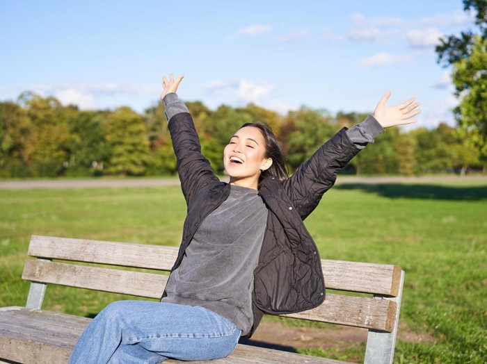 Kalimat “Aku berhak bahagia” mencerminkan kesadaran bahwa kebahagiaan adalah hak setiap orang, bukan sesuatu yang ditentukan orang lain. Dengan ucapan ini, perempuan bermental tangguh menegaskan sikap mandiri dalam mengambil keputusan dan menjaga kesejahteraan dirinya.