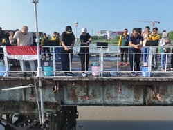 Pemkab Kediri Tuang Cairan Eco Enzym ke Sungai Brantas, Ini Tujuannya