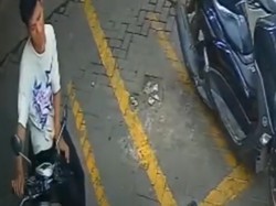 Video: Terekam CCTV! Aksi 2 Remaja Curi Motor di Minimarket Makassar