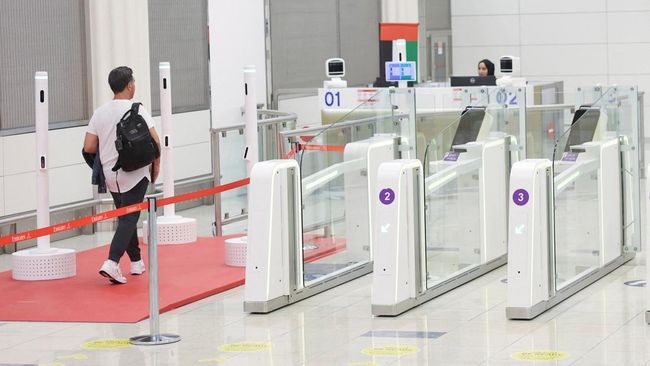 A passenger walks through the "red carpet corridor," a newly unveiled smart tunnel, at Dubai International Airport, in Dubai, United Arab Emirates, September 16, 2025. REUTERS/Amr Alfiky