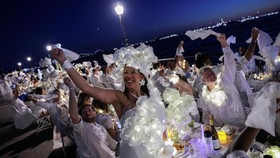 FOTO: Sensasi Makan Malam Misterius 'Diner En Blanc' di New York