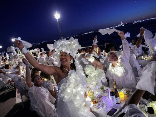 FOTO: Sensasi Makan Malam Misterius 'Diner En Blanc' di New York