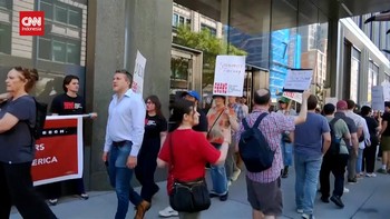 VIDEO: Serikat Penulis Demo Protes Penangguhan Acara Jimmy Kimmel