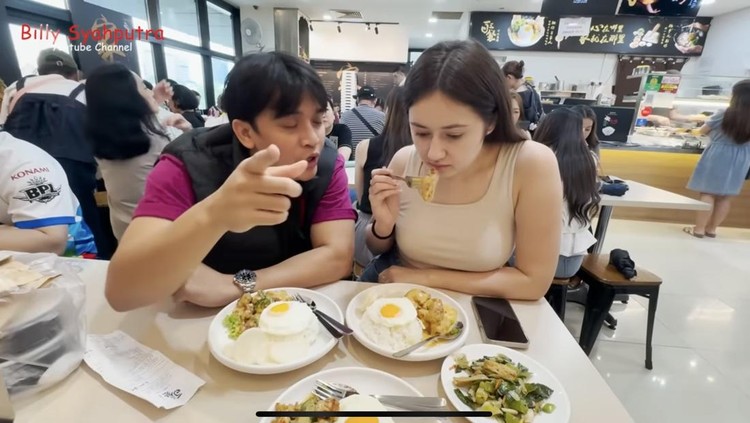 Vika Kolesnaya dan Billy Syahputra Kompak Makan di Warteg sampai Cicip Durian
