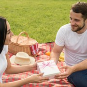 2 Tanda Kamu Terlalu Berkorban dalam Hubungan, Saatnya Stop Overgiving!