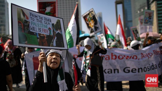 Aksi Bela Palestina Desak Prabowo Ambil Peran Setop Genosida Israel Aksi di Jakarta mendesak Presiden Prabowo memimpin dunia hentikan genosida terorisme Israel di Palestina lewat pidato di PBB.
