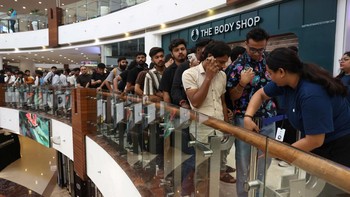 FOTO: Antrean Panjang Warga India Beli iPhone 17