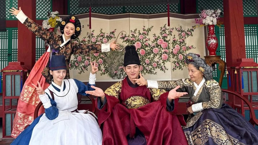 Bon Appetit Your Majesty Behind-the-scene drama Korea Bon Appétit, Your Majesty dibagikan Lim Yoona lewat Instagram.