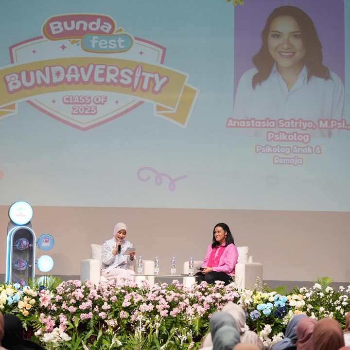 <p>Sebagai penutup <em>talkshow</em> Bundaversity Bundafest 2025, HaiBunda menyuguhkan tema yang sesuai dengan kebutuhan orang tua saat ini, yaitu <em>Tak Cuma Diatur, Gen Alpha juga Butuh Didengar</em>. Pada sesi ini, Psikolog Anak dan Remaja, Anastasia Satriyo, M.Psi., menekankan pentingnya peran orang tua untuk memberi contoh dalam mengelola emosi. &ldquo;Tips pengasuhan ringan, Bunda bisa kasih pilihan pada anak, misalnya dengan memberi jeda dan mendengarkan terlebih dahulu sebelum menasehati. Bunda bisa tanyakan pada anak, seperti &lsquo;Kamu butuh ditemani ya?&rsquo;. Lalu, Bunda juga bisa belajar bersama anak sambil jujur mengatakan bahwa Bunda pun masih belajar. Jangan lupa rayakan setiap pencapaian kecilnya, cukup dengan hadir penuh 5&ndash;10 menit setiap hari,&rdquo;&nbsp;ungkap&nbsp;Anastasia. (Foto: Deodotus Alvika)</p>