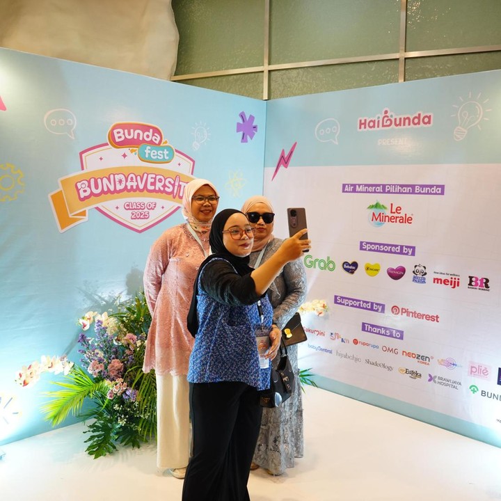 <p>Hari kedua Bundaversity di Bundafest 2025 dimulai sekitar pukul 10.30 WIB di Ice Palace, Lotte Mall Jakarta, pada Minggu (21/9/25). Sebelum acara dimulai, para Bunda dari HaiBunda Squad melakukan registrasi, melakukan kunjungan ke <em>booth-booth</em>, dan&nbsp;mengabadikan momen spesial&nbsp;di lokasi acara. Kali ini, Bunda yang datang mengikuti kelas juga kompak mengenakan pakaian bernuansa warna merah muda dan biru. (Foto: Deodotus Alvika)</p>