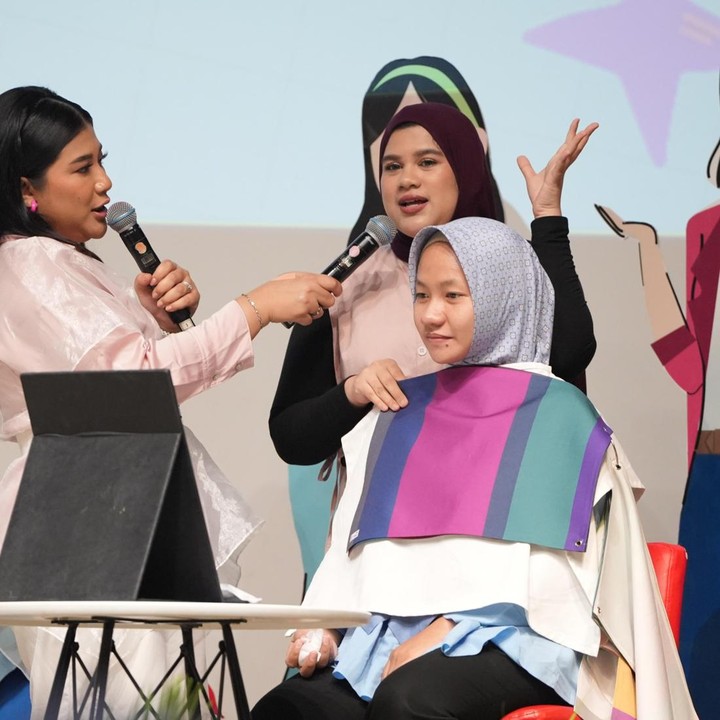 <p>Kelas pertama Bundaversity 2025 dibuka dengan sesi talkshow bersama Amanda Karina Putri selaku Personal Color Analyst. Mengangkat tema <em>Warna Diri, Cerminan Rasa Percaya Diri</em>, ia mengajak&nbsp;para Bunda untuk lebih mengenal keindahan yang ada pada diri sendiri. Menurutnya, <em>personal color</em> mampu membuat kulit tampak lebih cerah dan fitur wajah lebih menonjol. &ldquo;<em>Personal color</em> bisa membantu kulit terlihat lebih cerah sekaligus menonjolkan fitur wajah. Dengan begitu, kita bisa tampil lebih percaya diri,&rdquo; ujar Amanda. (Foto: Deodotus Alvika)</p>
