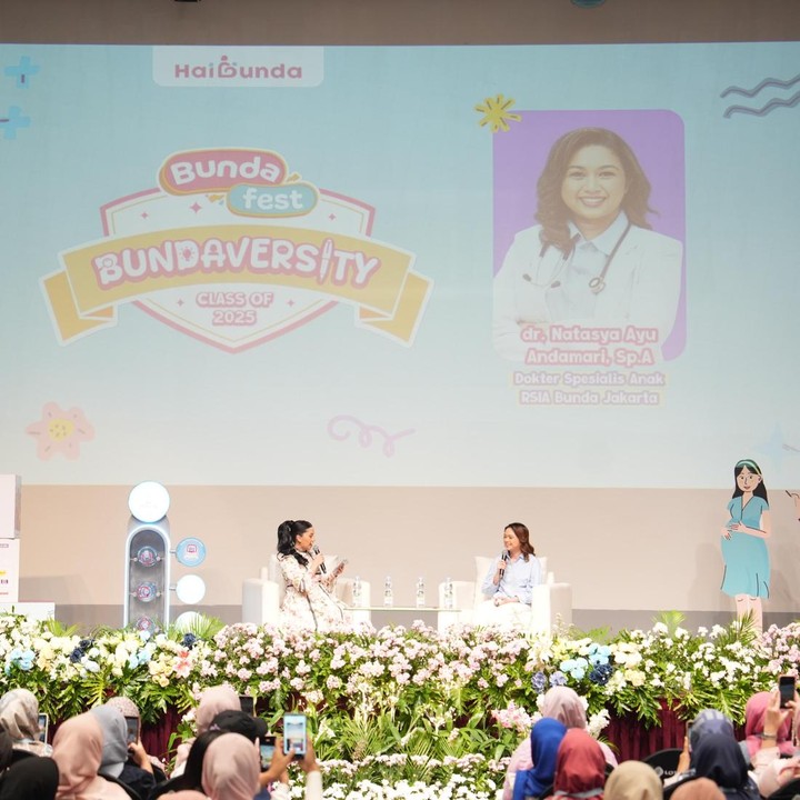 <p>Pada sesi kedua Bundaversity Bundafest 2025, tema yang diangkat berfokus pada kesehatan anak, yaitu <em>Menjaga Imunitas Anak Supaya Tidak Mudah Sakit</em>. Materi ini dipandu langsung oleh Dokter Spesialis Anak dari RSIA Bunda Jakarta, dr. Natasya Ayu Andamari, Sp.A. Dalam pemaparannya, ia menekankan bahwa ada beberapa langkah yang bisa Bunda lakukan supaya kesehatan anak tetap terjaga. "Paling gampang adalah cuci tangan. Selain itu, kita juga perlu membersihkan permukaan mainan maupun barang-barang sekolah, serta melengkapi imunisasi agar anak lebih terlindungi,&rdquo; kata Natasya. (Foto: Deodotus Alvika)</p>