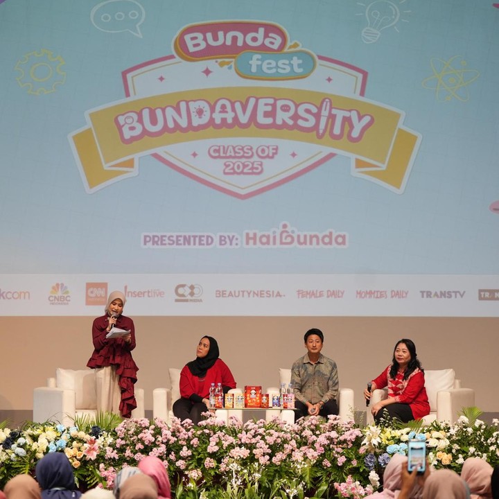 <p>Kelas ketiga Bundaversity hari terakhir mengusung tema <em>Mengasah Kreativitas, Menjelajahi Imajinasi</em>. Kelas ini menghadirkan Psikolog Klinis dan Remaja Firesta Farizal M.Psi., dan Brand Representative Meiji Yoshihiro Yamashita dan Mesrawati Iskandar. Firesta mengatakan kreativitas adalah kemampuan untuk menghasilkan ide, sesuatu yang baru, unik, original, <em>thinking out of box,</em> termasuk salam menemukan solusi atau menyelesaikan masalah. Tak hanya itu, ia turut membagikan beberapa cara orang tua mengasah kreativitas anak. &ldquo;Cara mengasah kreativitas dan imajinasi anak pertama beri anak kesempatan untuk mengungkapkan ide, jangan buru-buru membantu atau mengoreksi anak, open-minded, ikutlah imajinasi bersama anak, biarkan anak dapat banyak pengalaman,&rdquo; ungkapnya. (Foto: Deodotus Alvika)</p>
