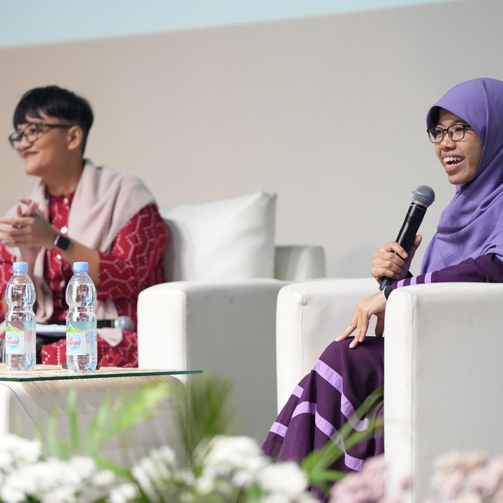 <p>Kelas keempat Bundaversity mengusung tema <em>Belajar Mengasuh Anak, Sambil Menyembuhkan Luka Diri</em> dan menghadirkan Psikolog Klinis, Ustadzah Tika Faiza, M.Psi., sebagai narasumber. Dalam hal ini, ustazah Tika menjelaskan bahwa orang tua yang memiliki luka masa kecil dapat memengaruhi cara mereka mendidik anak. Namun, ia mengatakan ada cara yang dapat dilakukan untuk mengatasi masalah ini. &ldquo;Kalau sudah pernah ada luka, sangat mungkin (untuk sembuh). Mengubah mindset adalah treatment pertama yang kita lakukan. Kitalah yang harus mengendalikan luka itu. Walaupun kita luka, kita harus memaknai secara positif agar bisa menjadi kekuatan mental,&rdquo; kata ustazah Tika. (Foto: Deodotus Alvika)</p>