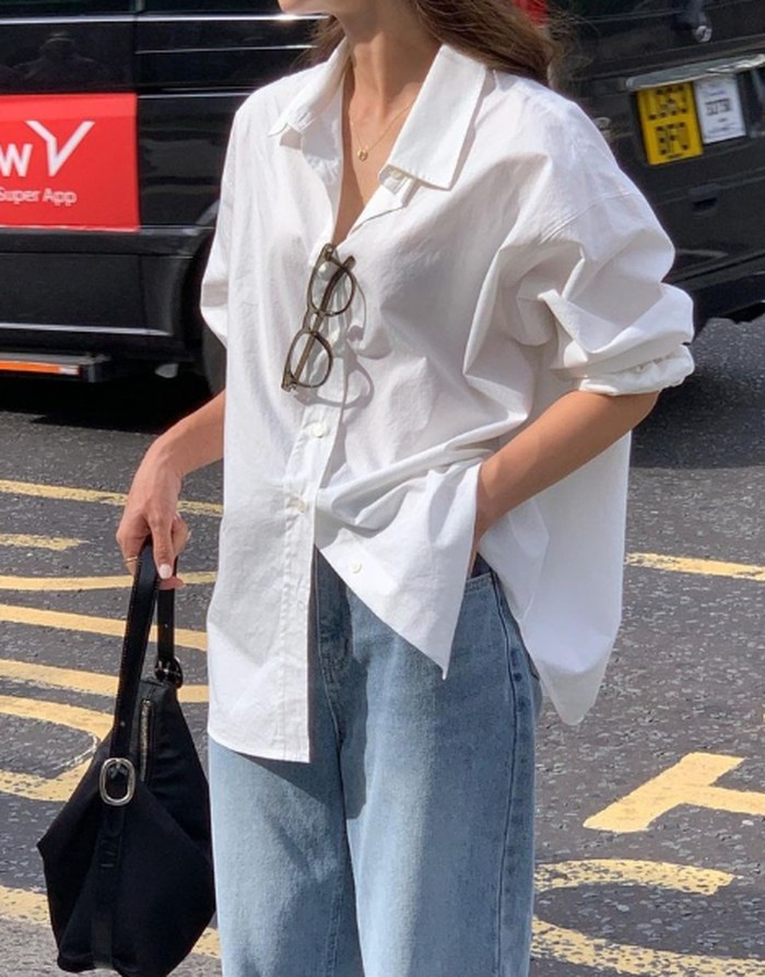 Kemeja button-down adalah item timeless yang wajib dimiliki. Mudah dipadukan dan selalu berhasil menciptakan tampilan elegan./ Foto: pinterest.com