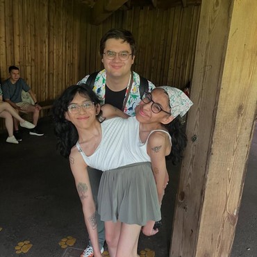 Nikahi Kembar Siam Satu Kelamin, Daniel McCormak Bongkar Kehidupan Rumah Tangga Uniknya