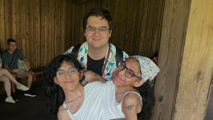 Daniel McCormak dan Kembar Siam Carmen dan Lita