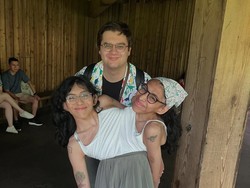 Nikahi Kembar Siam Satu Kelamin, Daniel McCormak Bongkar Kehidupan Rumah Tangga Uniknya