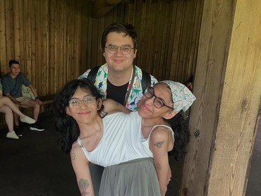 img-title Nikahi Kembar Siam Satu Kelamin, Daniel McCormak Bongkar Kehidupan Rumah Tangga Uniknya