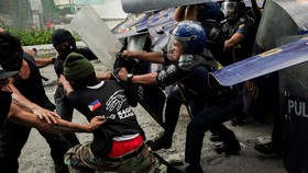 FOTO: Demo Anti Korupsi di Manila Rusuh