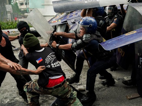 FOTO: Demo Anti Korupsi di Manila Rusuh