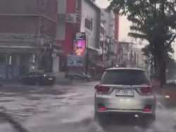 Hujan Deras Bikin Sejumlah Ruas Jalan di Palembang Tergenang Air