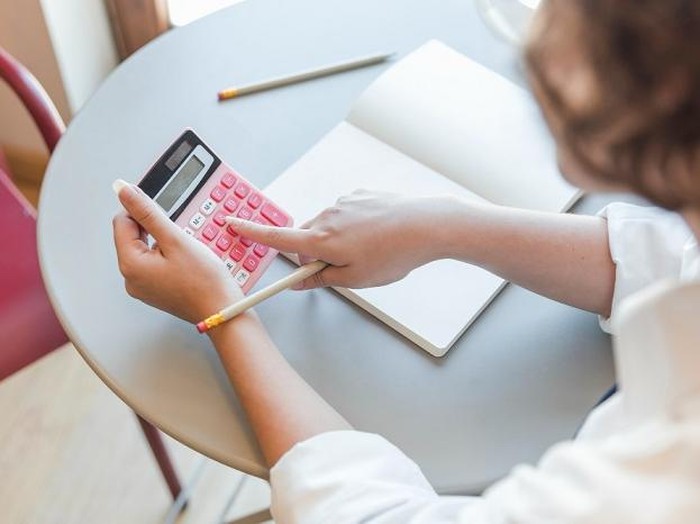 Jika kamu punya beberapa grup yang disukai, dan secara kebetulan mereka melakukan comeback secara bersamaan, atau konser yang jaraknya berdekatan, kamu bisa pilih yang prioritas duluan. In this economy, sesuaikan dengan kemampuan finansialmu.