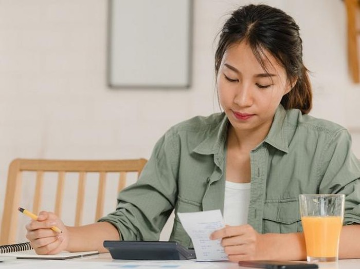 Semua berawal dari tujuan yang jelas. Misalnya, tahun ini konser impian apa yang ingin didatangi? Ikuti akun resmi promotor untuk update tiket, dan sebelumnya pastikan kamu tahu total biaya kursi prioritas yang kamu incar, termasuk biaya tambahan dan pajak yang sering tidak ditampilkan di awal.