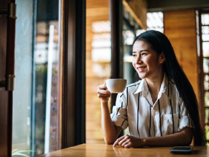Kamu bisa memasak sendiri di rumah dibanding jajan di cafe atau pesan makanan online. Kamu tetap bisa sesekali makan di luar, yang penting jangan kelewatan dan terus menerus.