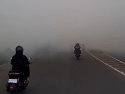 Asap Tebal Tutup Jalinsum Palembang-Indralaya, Pengendara Harus Hati-Hati