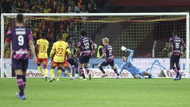Calvin Verdonk, bek Timnas Indonesia, debut kurang memuaskan di Lille dengan kekalahan 0-3 dari RC Lens. Dukungan netizen Indonesia tetap mengalir untuknya.