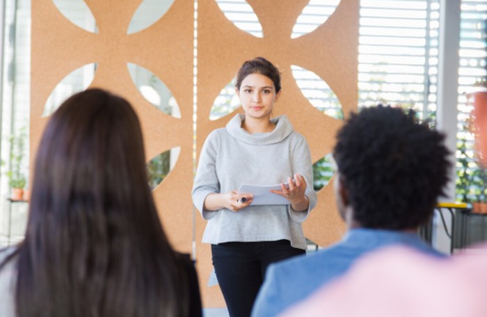 Leo dikenal ambisius dan penuh percaya diri. Mereka selalu mengejar mimpi dengan semangat membara hingga sukses tercapai./ Foto: freepik.com/pch.vector