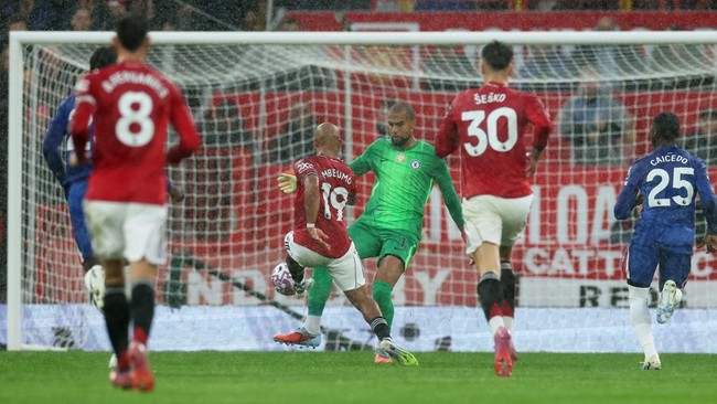 Manchester United menang 2-1 atas Chelsea di Liga Inggris. Kartu merah untuk kiper Chelsea, Robert Sanchez, mempengaruhi jalannya pertandingan.