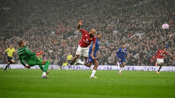 FOTO: Drama 2 Kartu Merah, MU Susah Payah Sikat Chelsea