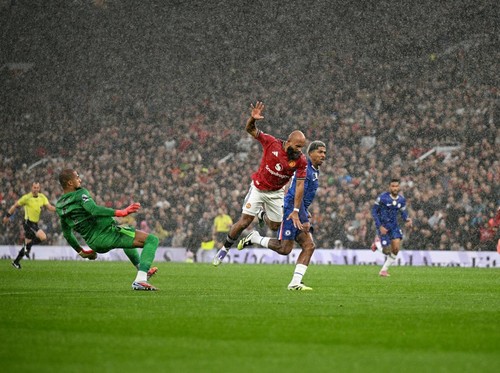 FOTO: Drama 2 Kartu Merah, MU Susah Payah Sikat Chelsea