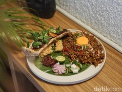 Sensasi Makan Nasgor Spesial dengan Panorama Gunung Cikuray