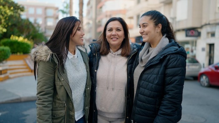Banyak orang sering menjawab “Aku baik-baik saja” tanpa berpikir panjang. Jawaban ini ternyata bisa menjadi tanda orang menyimpan luka batin yang tak terlihat. Mereka memilih melindungi diri daripada mengungkapkan perasaan sebenarnya.