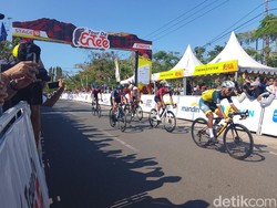 Pebalap Tour de EnTeTe Disuguhi Keindahan Alam NTT-Doakan Korban Banjir Nagekeo