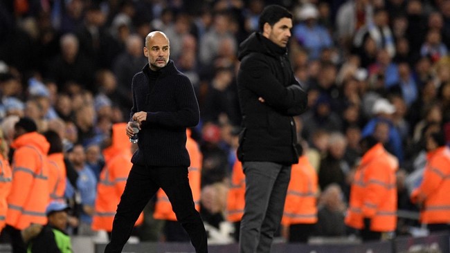 Pep Guardiola menyindir Mikel Arteta jelang Arsenal vs Man City. Ia menyoroti kritik yang hanya ditujukan pada Man City terkait pengeluaran transfer pemain.