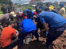 Petugas Damkar Malang Bantu Pemakaman Jenazah 160 Kg