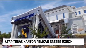 VIDEO: Atap Teras Kantor Pemkab Brebes Roboh