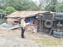 Truk Terguling hingga Tabrak Rumah Warga di Muba, Tidak Ada Korban Jiwa