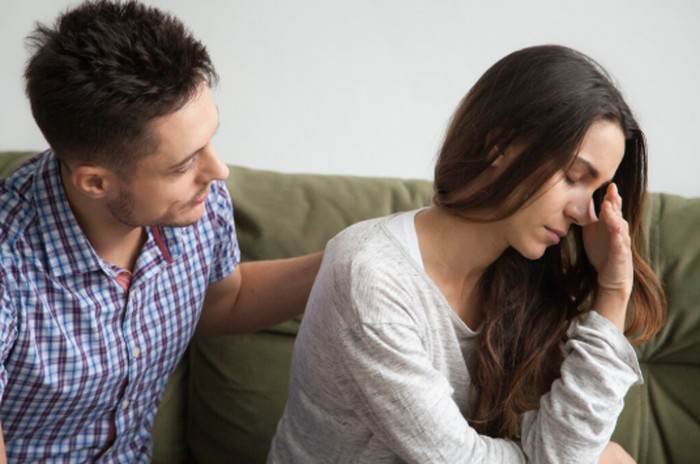 Studi terbaru mengungkap ketakutan terbesar dalam hubungan yang sering memicu pola berlebihan seperti overcompensating./ Foto: freepik.com/yanalya