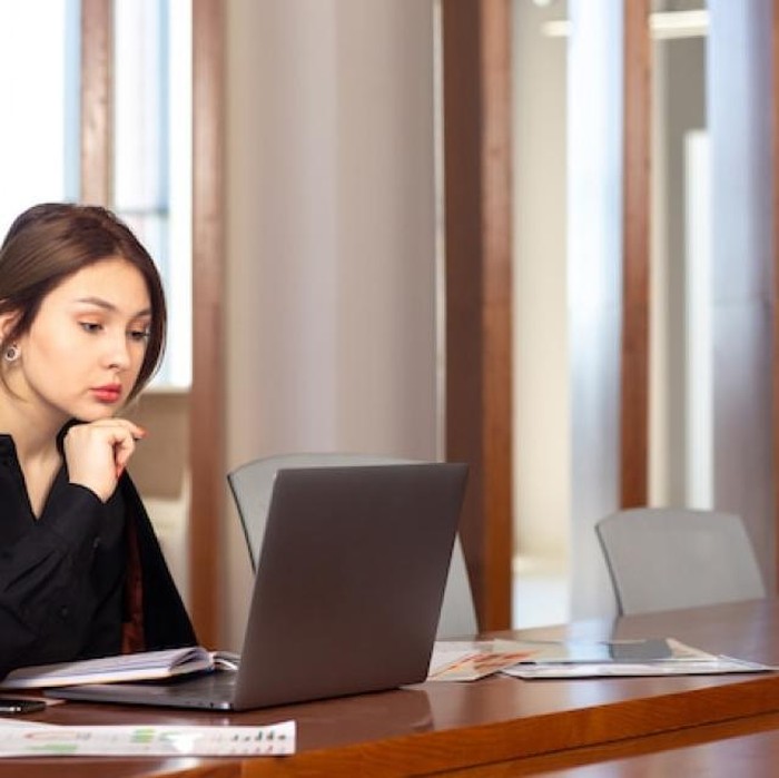 Kebiasaan bermain aman membuat orang hanya melihatmu sebagai pekerja yang bisa diandalkan, bukan inovator. Padahal, tips naik jabatan justru sering berkaitan dengan keberanian mengambil inisiatif. Jika terus berhati-hati, langkah karier bisa melambat.