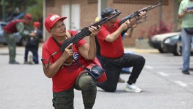 FOTO: Diancam Trump, Warga Venezuela Mulai Angkat Senjata