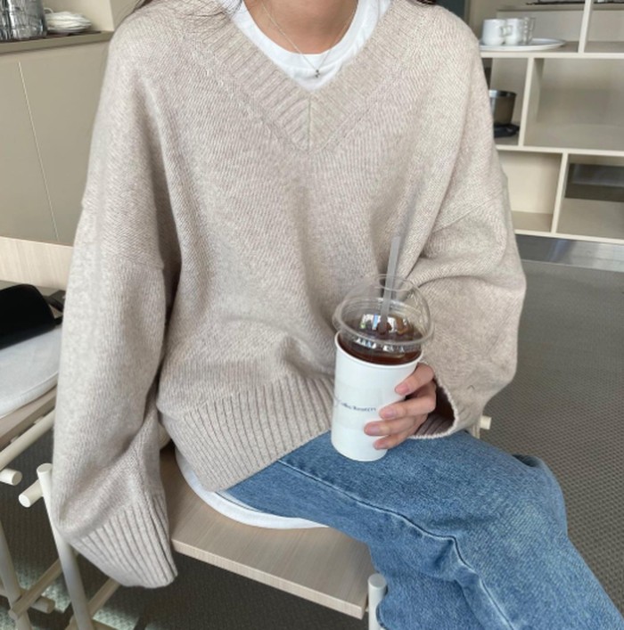 Sweater V-neck ala perempuan Prancis memberikan kesan effortless chic. Cocok untuk gaya minimalis tapi tetap stylish./ Foto: pinterest.com